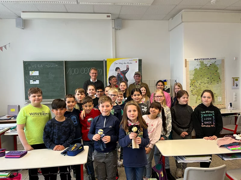 Lions Club Hansestadt Attendorn - Klaus Hesener (Vizepräsidient Lions Club), Hildegard Hansmann-Machula und Lambert Stoll (activity-Beauftragter Klasse 2000 Lions Club)