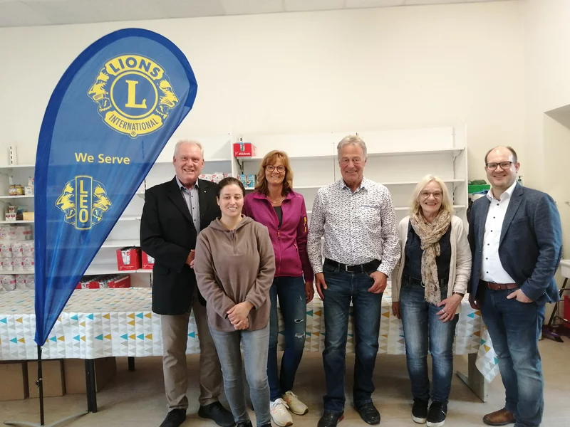 Lions Club Hansestadt Attendorn - Thomas Feldmann (Lions Club), Aziza Suleyman (Warenkorb), Cordula Helmig (Warenkorb), Martin Diller (Präsident Lions Club), Ulla Rau (Warenkorb) Philipp Luke (Lions Club)